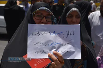 تجمع جمعی از مردم شیراز در اعتراض به کشف حجاب عده ای در یکی از مناطق شیراز&lrm;&lrm;