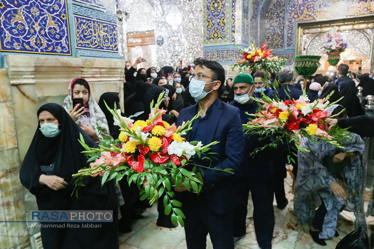 گل&zwnj;آرایی ضریح حرم مطهر در آستانه سالروز ورود حضرت معصومه (سلام الله علیها) به قم