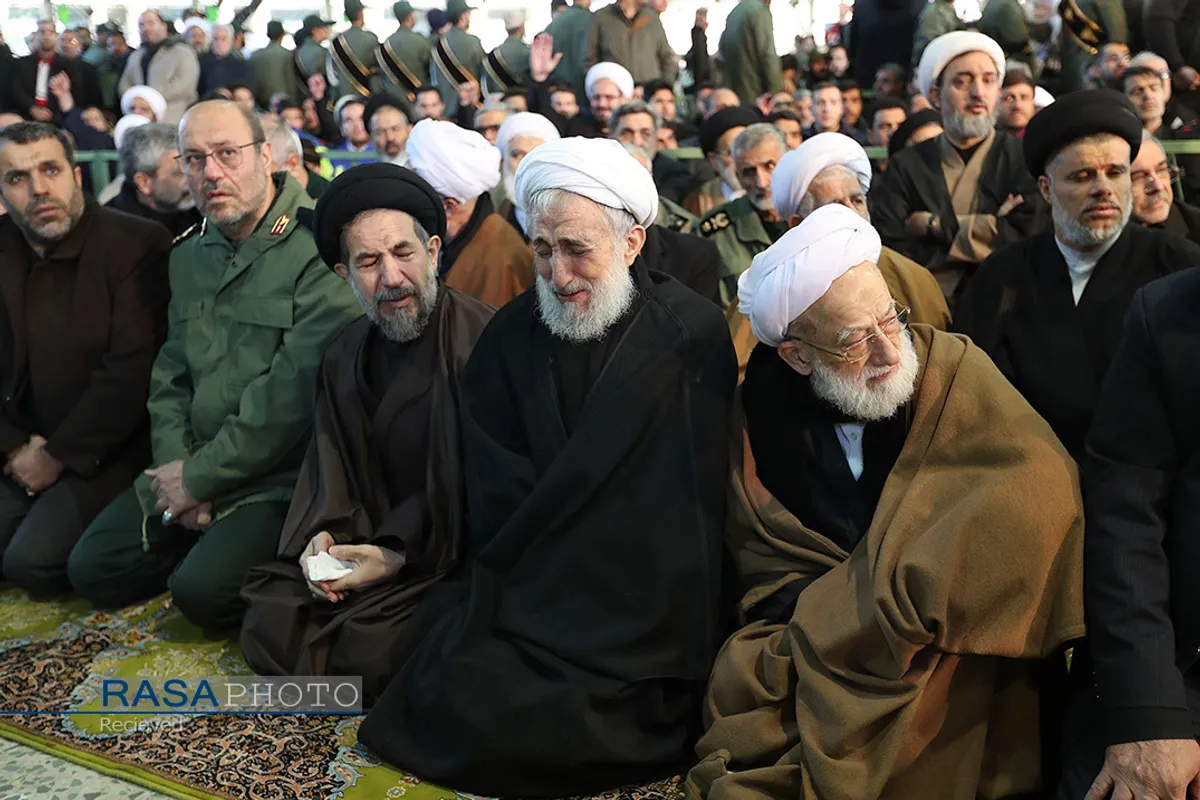 اقامه نماز توسط مقام معظم رهبری بر پیکر سپهبد شهید حاج قاسم سلیمانی و یارانش