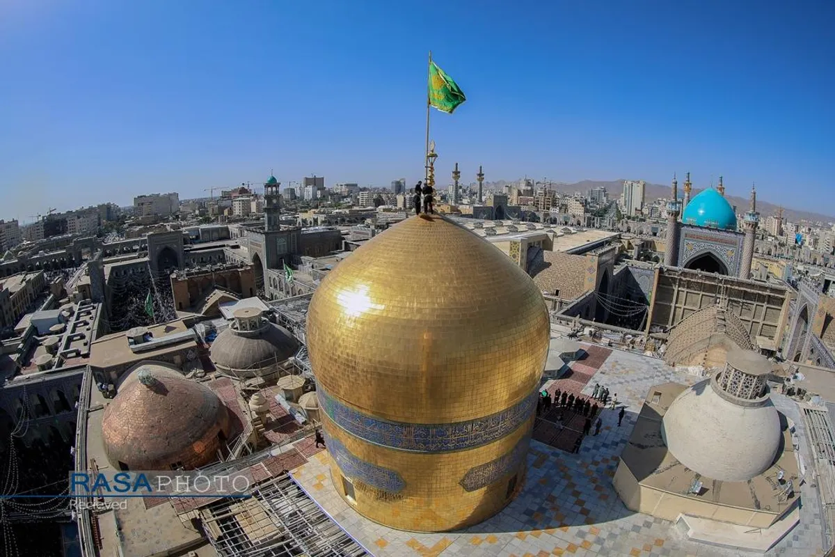 آیین تعویض پرچم گنبد منور رضوی در روز میلاد امام رئوف (ع)