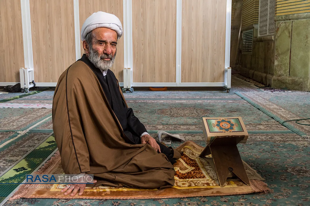 پیشگامان حوزوی انقلاب | حجت الاسلام محمد متمسکیان متولد ۱۳۱۷ در سال ۱۳۳۵ وارد حوزه علمیه گردید. | از فعالان انقلاب علیه رژیم پهلوی، مجروح حمله وحشیانه گارد ویژه شاهنشاهی به مدرسه فیضیه قم ایشان در این درگیری از ناحیه شکم مورد اصابت چاقو قرار گرفته اند، از اولین شعار دهندگان و لیدر&zwnj;های راهپیمائی انقلابی در قم