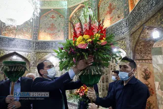 گل&zwnj;آرایی ضریح حرم مطهر در آستانه سالروز ورود حضرت معصومه (سلام الله علیها) به قم