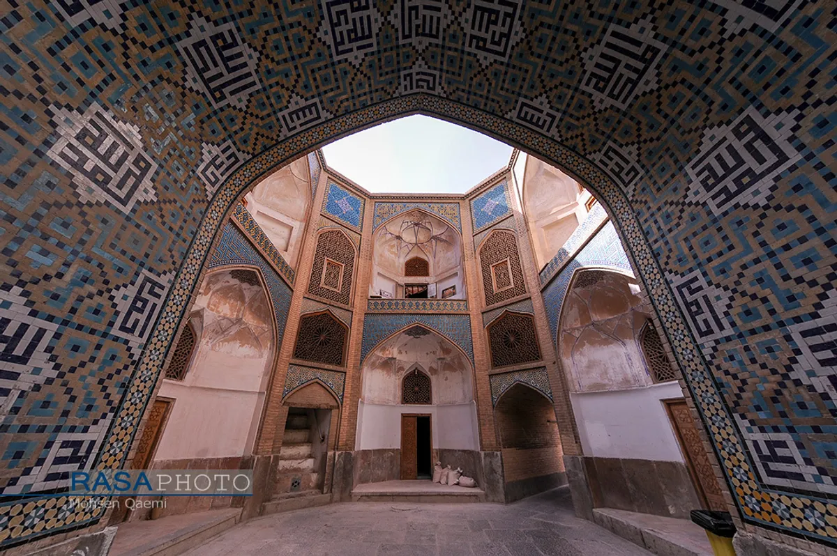 هشتی؛ قسمتی از عمارت که پشت دروازه واقع شده و هشت گوش است؛ فضایی که ارتباط بیرون با درون بنا را از طریق دالان برقرار می کند. | مدرسه علمیه تاریخی حضرت امام صادق(ع) (مدرسه چهارباغ اصفهان) 