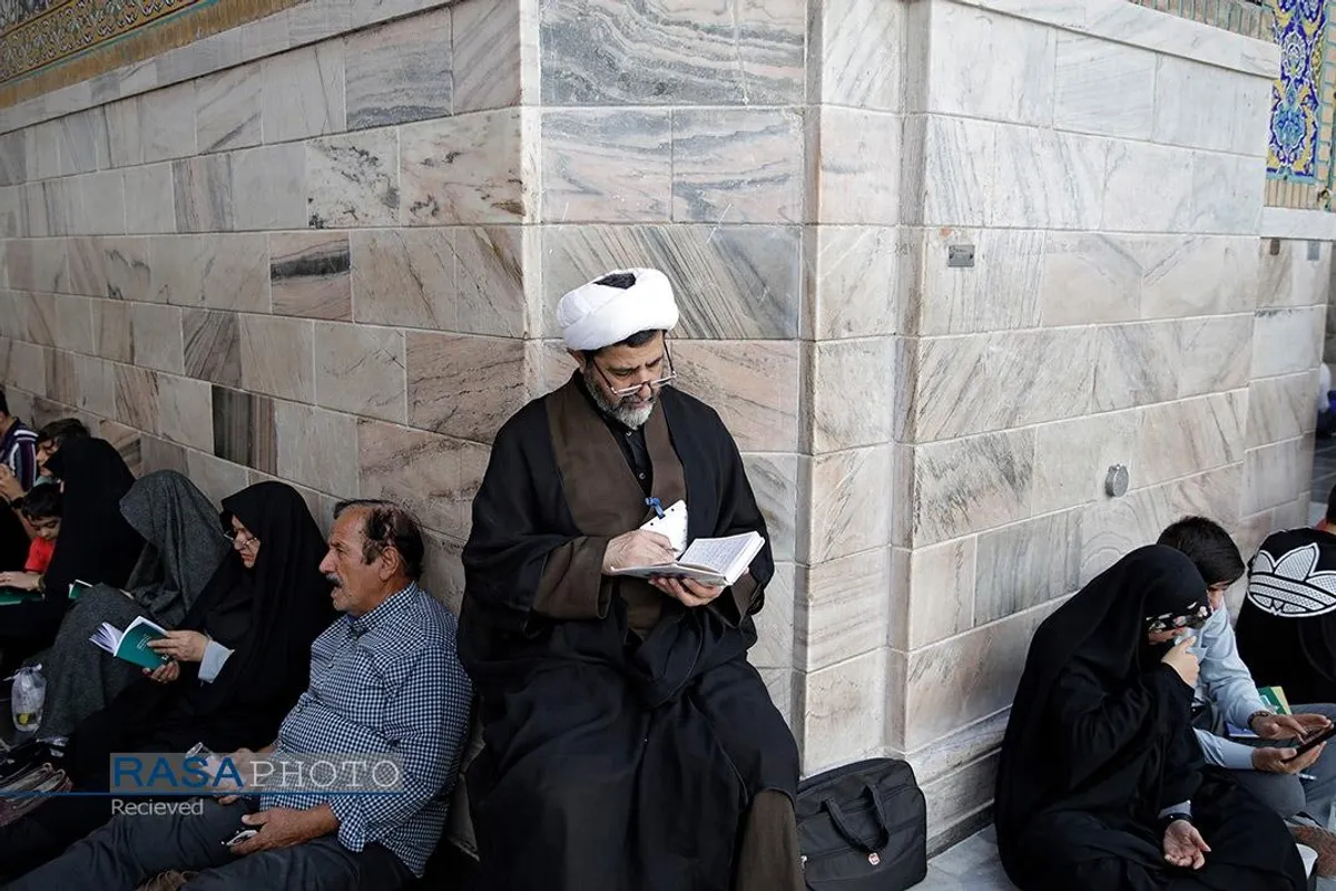 قرائت دعای پرفیض عرفه در حرم مطهر رضوی