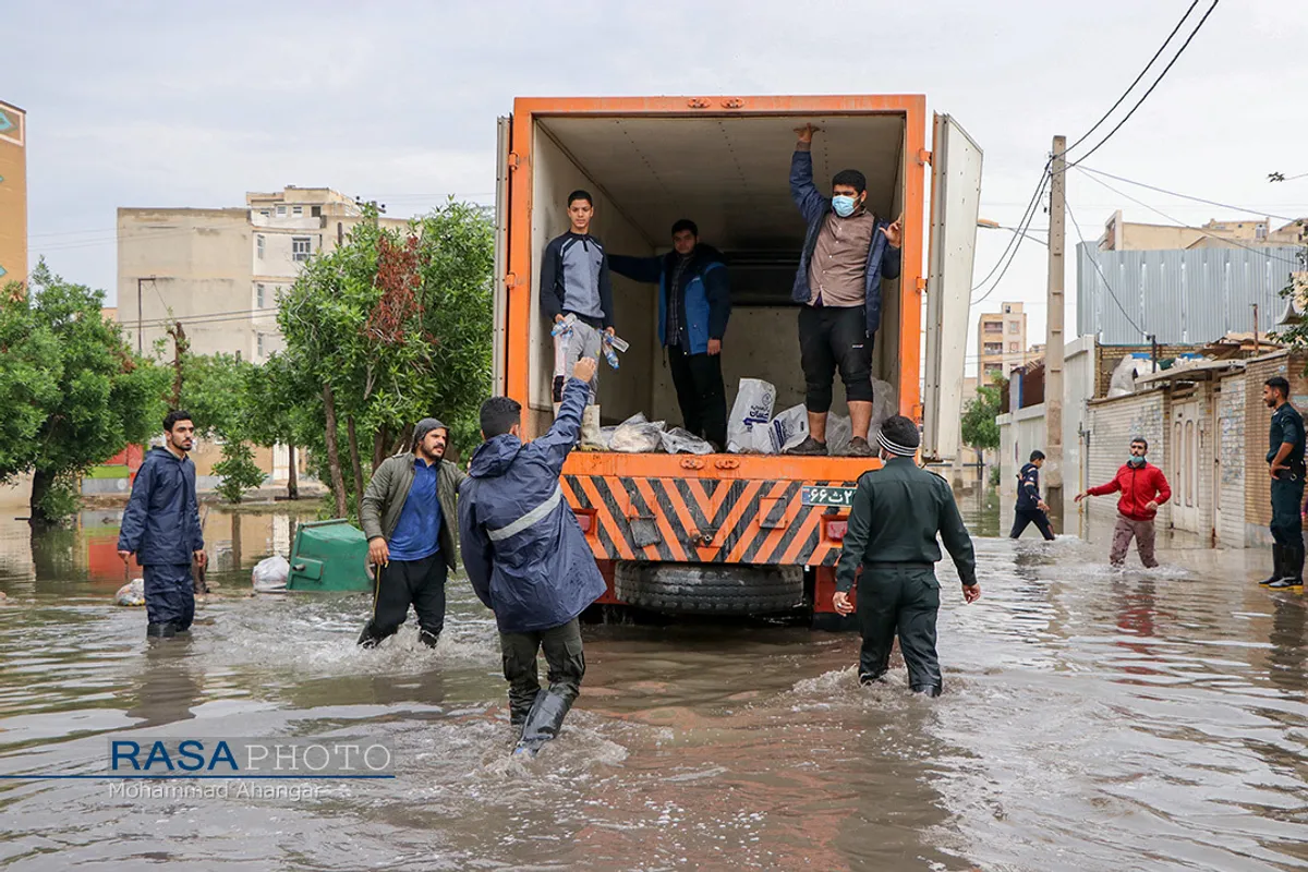 امداد رسانی نیرو&zwnj;های مردمی و بسیج در مناطق سیل زده اهواز