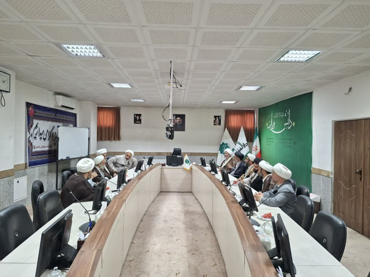 نشست علمی جمعی از اساتید دروس خارج قم و مشهد در مرکز پژوهشی دانشوران نشست علمی جمعی از اساتید دروس خارج قم و مشهد در مرکز پژوهشی دانشوران
