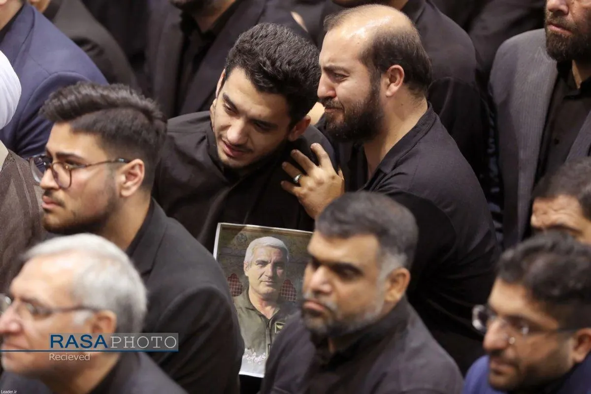 اقامه نماز توسط رهبر معظم انقلاب بر پیکر شهدای خدمت