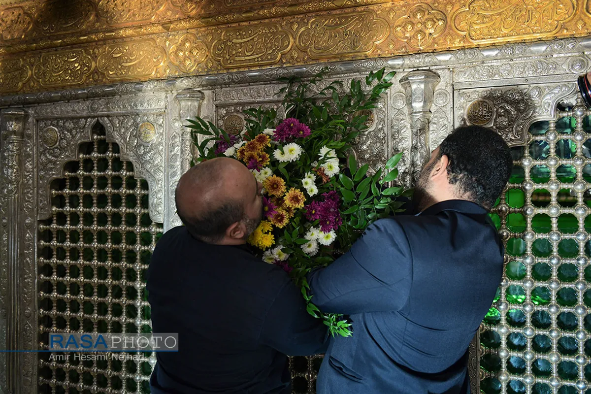 گل&zwnj;آرایی ضریح مطهر حضرت معصومه (س) در شب میلاد پیامبر اعظم (ص)