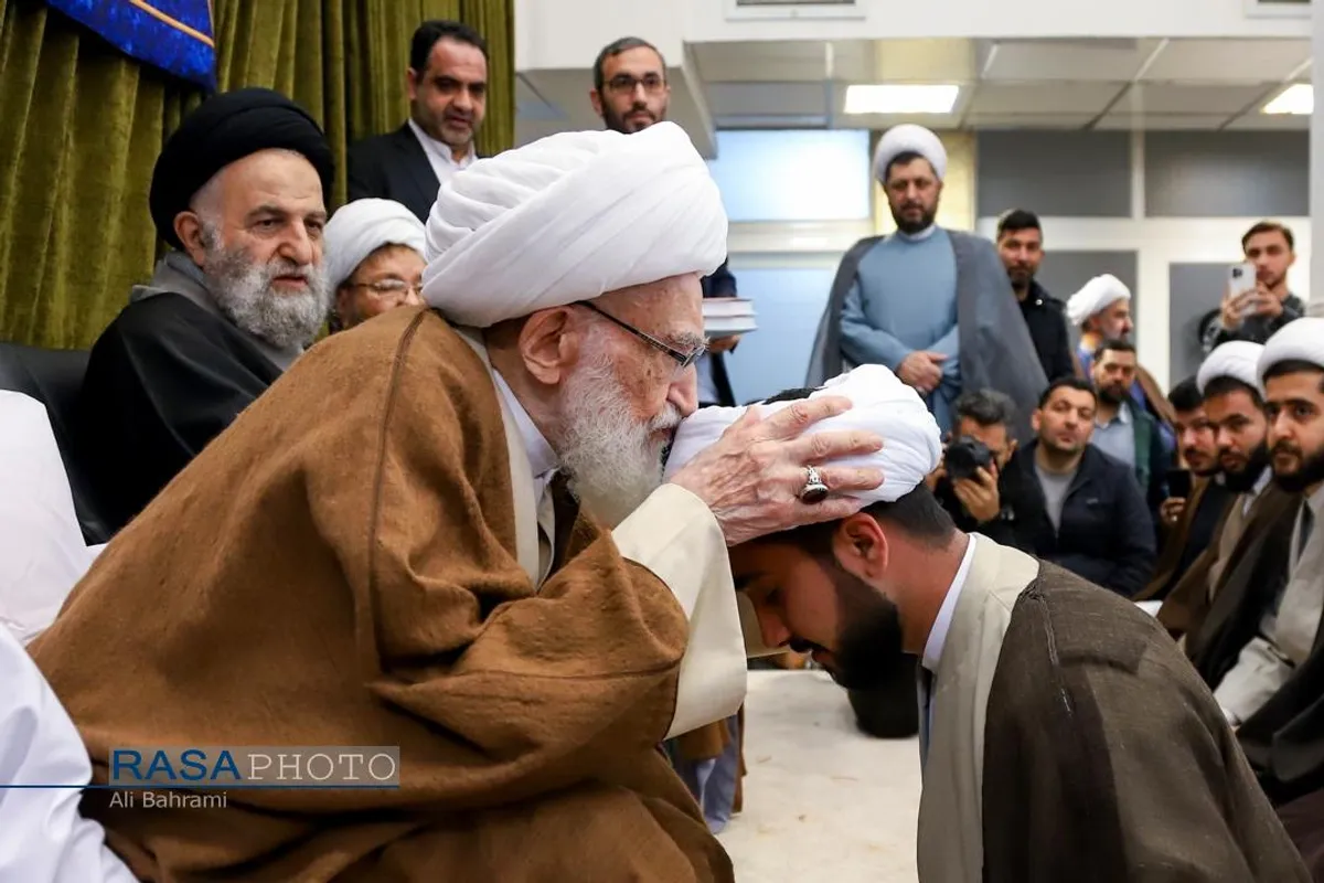 جشن روز مبعث و عمامه&zwnj;گذاری تعدادی از طلاب حوزه علمیه قم در بیوت مراجع تقلید