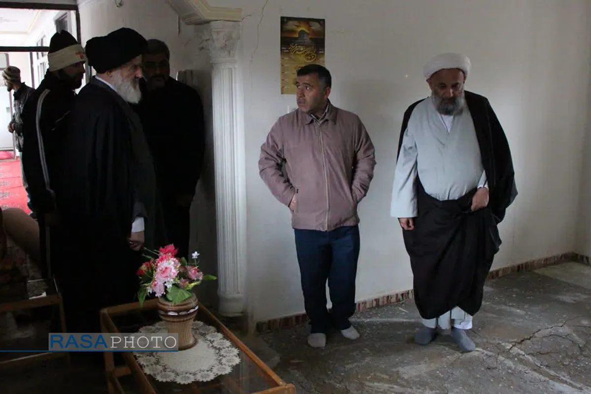 آیت الله توکل نماینده مردم مازندران در مجلس خبرگان رهبری، حجت الاسلام حسن روحانی امام جمعه بابل، حجت الاسلام شکریان رئیس سازمان تبلیغات اسلامی با حضور در مناطق سیل زده مازندران از روند امداد رسانی به سیل زدگان بازدید کردند.