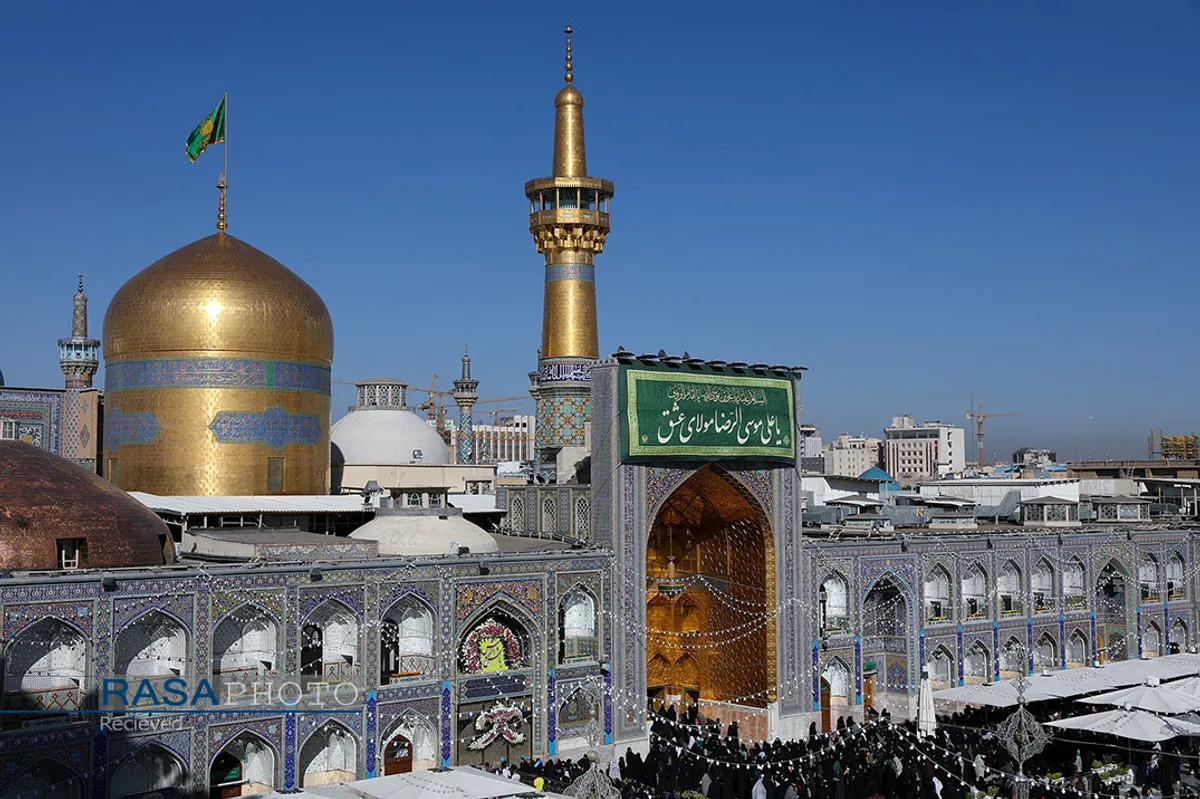 آیین تعویض پرچم گنبد منور رضوی در روز میلاد امام رضا(علیه&zwnj;السلام)