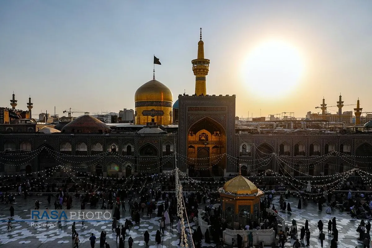 تعویض پرچم گنبد منور رضوی به مناسبت وفات حضرت معصومه(سلام&zwnj;الله&zwnj;علیها)