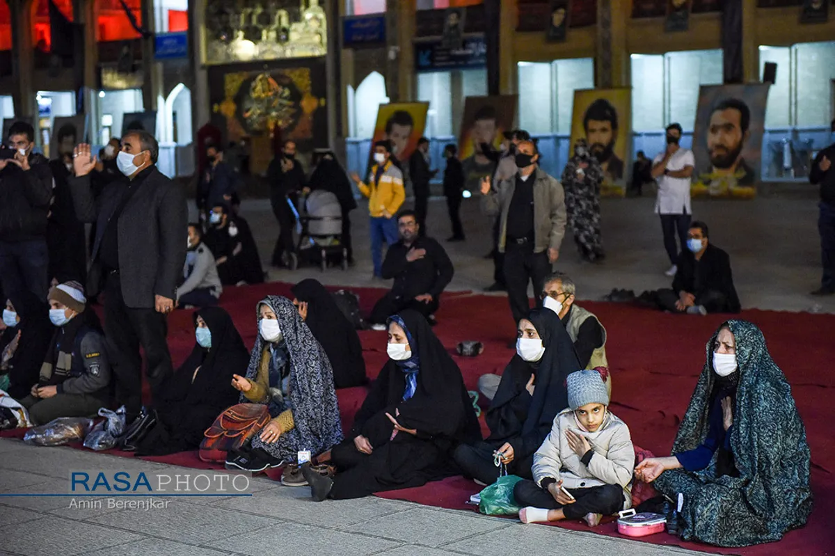 آیین لاله گردانی شب شام غریبان شهادت امام رضا(ع) در شیراز&lrm;