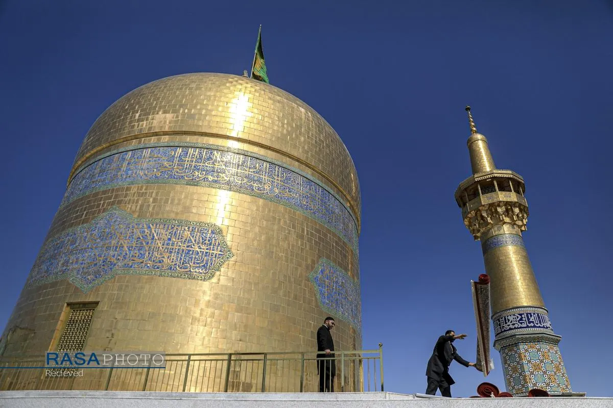 آیین تعویض پرچم گنبد منور رضوی در روز میلاد حضرت امام رضا (علیه&zwnj;السلام)