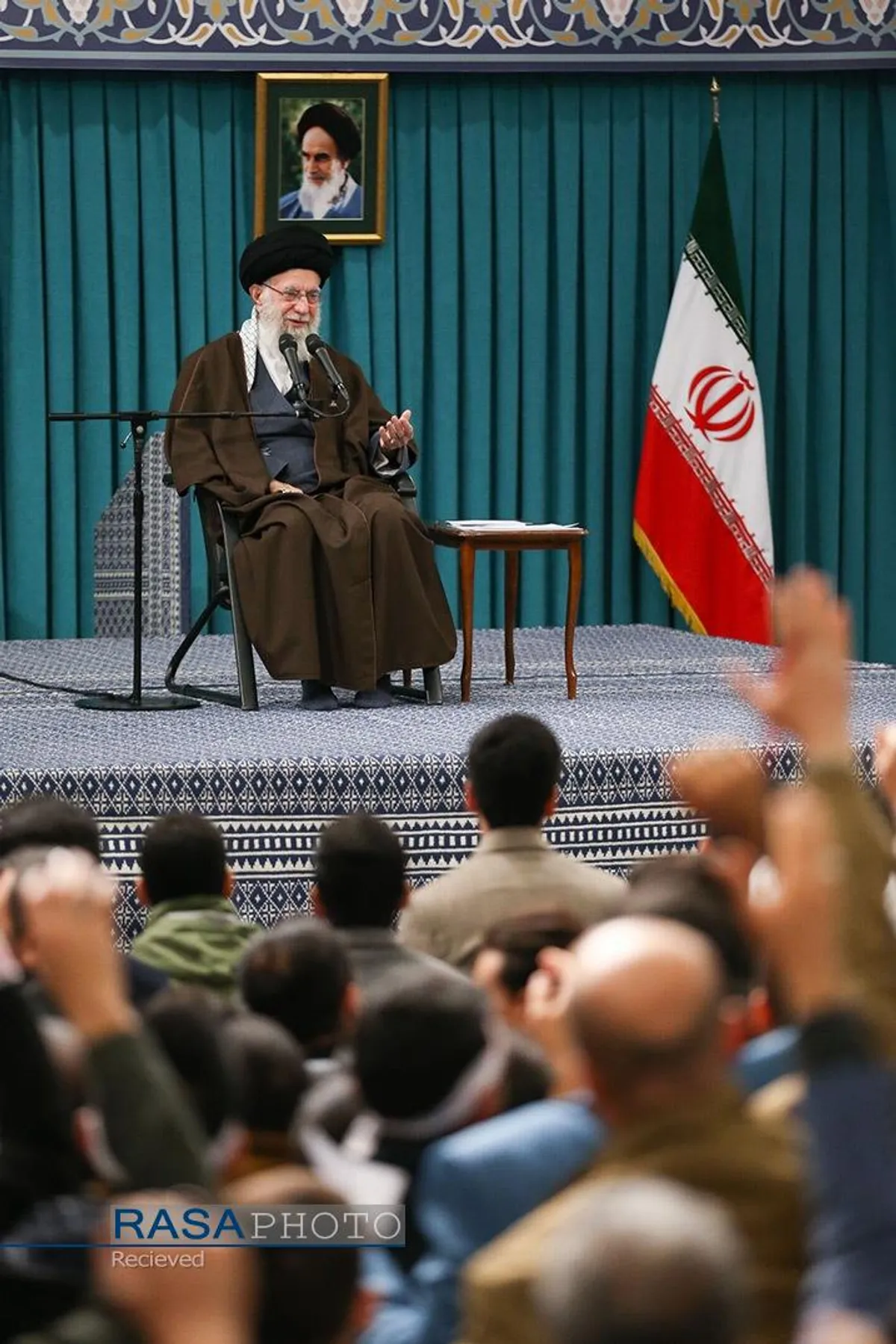 دیدار جمعی از رأی اولی&zwnj;ها و خانواده&zwnj;های شهدا با رهبر انقلاب