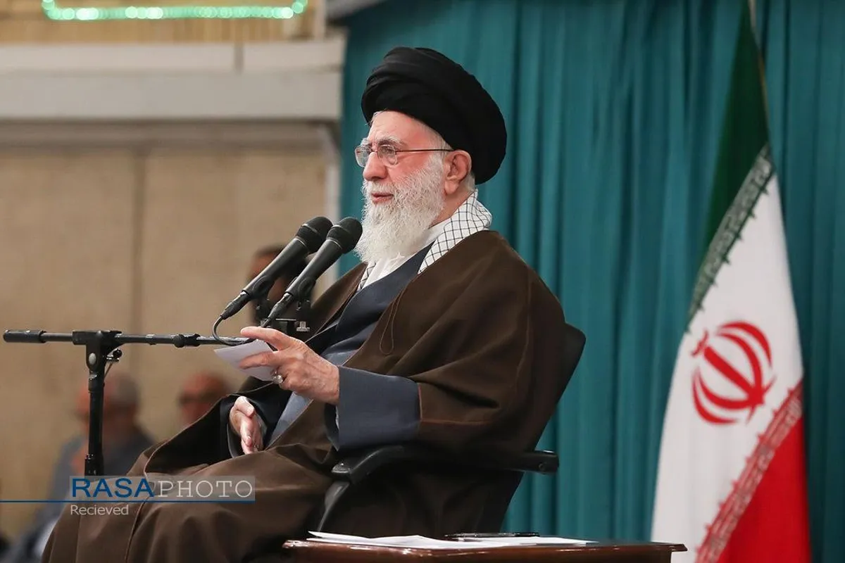 دیدار جمعی از رأی اولی&zwnj;ها و خانواده&zwnj;های شهدا با رهبر انقلاب