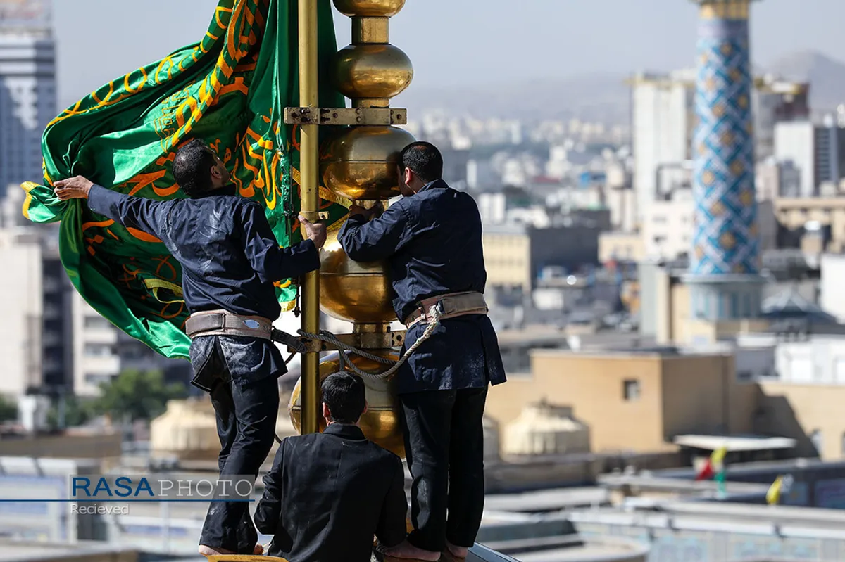 آیین تعویض پرچم گنبد منور رضوی در روز میلاد امام رضا(علیه&zwnj;السلام)