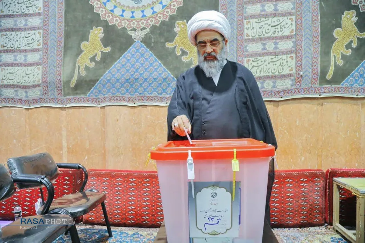حضور آیت الله محمدجواد فاضل در پای صندوق رای دومین دوره چهاردهمین انتخابات ریاست جمهوری