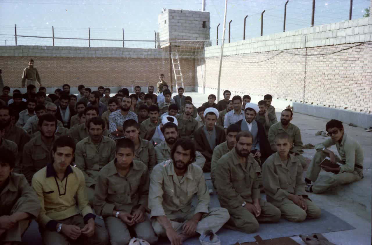 سنگرنشینی در لباس تبلیغ؛ انتشار تصاویر دیده نشده حجتالاسلام خلیلی یزدی در جبهههای نبرد سنگرنشینی در لباس تبلیغ؛ انتشار تصاویر دیده نشده حجتالاسلام خلیلی یزدی در جبهههای نبرد