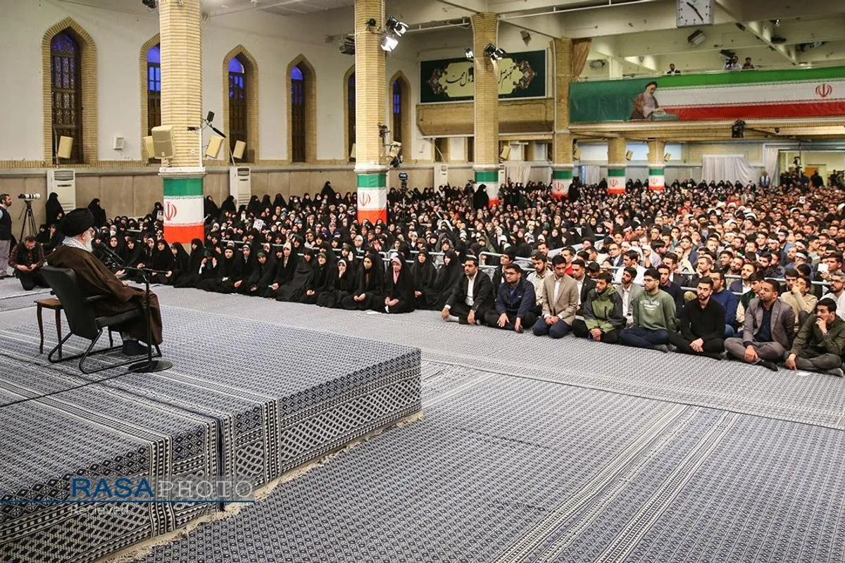دیدار جمعی از رأی اولی&zwnj;ها و خانواده&zwnj;های شهدا با رهبر انقلاب