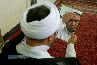 مراسم عمامه&zwnj;گذاری طلاب در بیوت مراجع تقلید در روز عید سعید غدیر