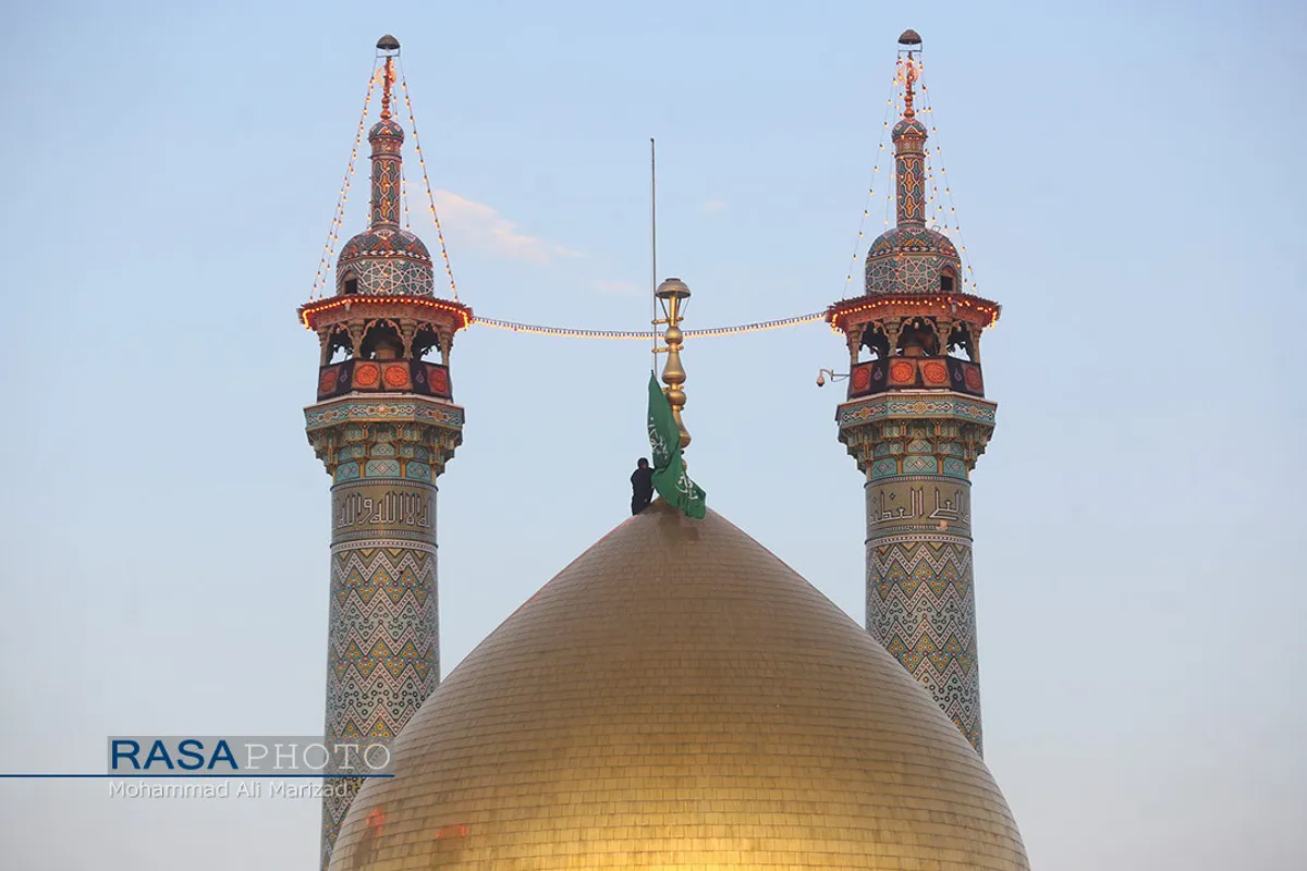 آیین تعویض پرچم گنبد حرم کریمه اهلبیت (ع) در شب اول محرم