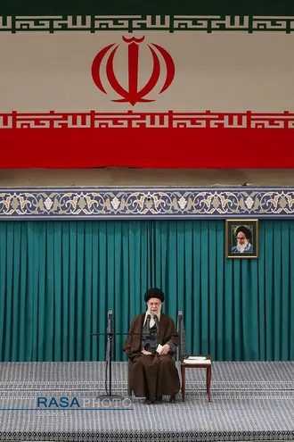 دیدار جمعی از رأی اولی&zwnj;ها و خانواده&zwnj;های شهدا با رهبر انقلاب