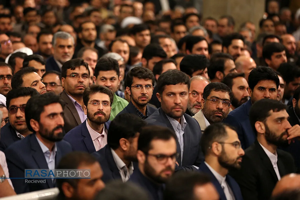 دیدار جمعی از اساتید، اعضای هیئت&zwnj;های علمی و پژوهشگران دانشگاه&zwnj;ها و مراکز علمی با رهبر انقلاب