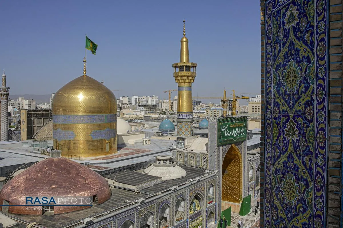 آیین تعویض پرچم گنبد منور رضوی در روز میلاد حضرت امام رضا (علیه&zwnj;السلام)