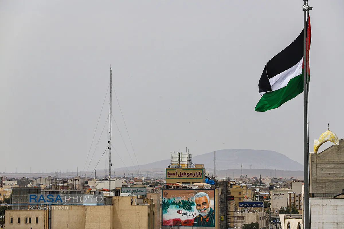 اهتزاز پرچم فلسطین در میدان روح الله قم