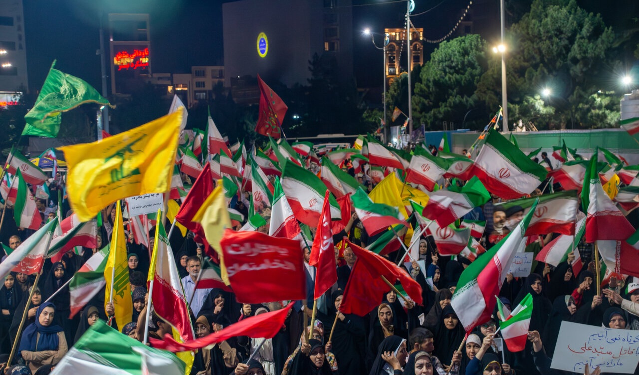 کنشگری بانوان چهارمحال و بختیاری در سنگر خیابان؛ از دوخت پرچم تا برپایی مواکب کنشگری بانوان چهارمحال و بختیاری در سنگر خیابان؛ از دوخت پرچم تا برپایی مواکب