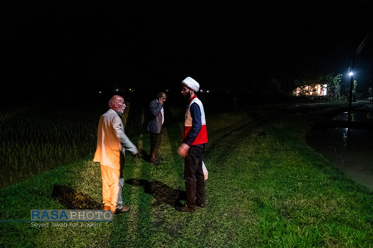همکاری طلاب جهادی با جمعیت هلال احمر در توزیع ۴۵۰ بسته معیشتی