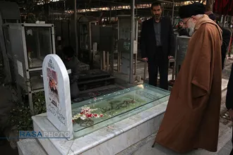 حضور مقام معظم رهبری در مرقد مطهر امام راحل (ره) و گلزار شهدای بهشت زهرا (سلام&zwnj;الله&zwnj;علیها)