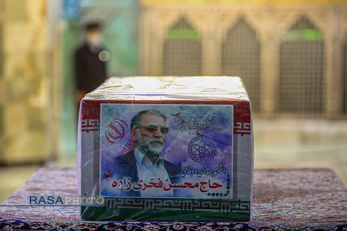 طواف و وداع با پیکر شهید محسن فخری&zwnj;زاده در حرم مطهر حضرت معصومه (س)