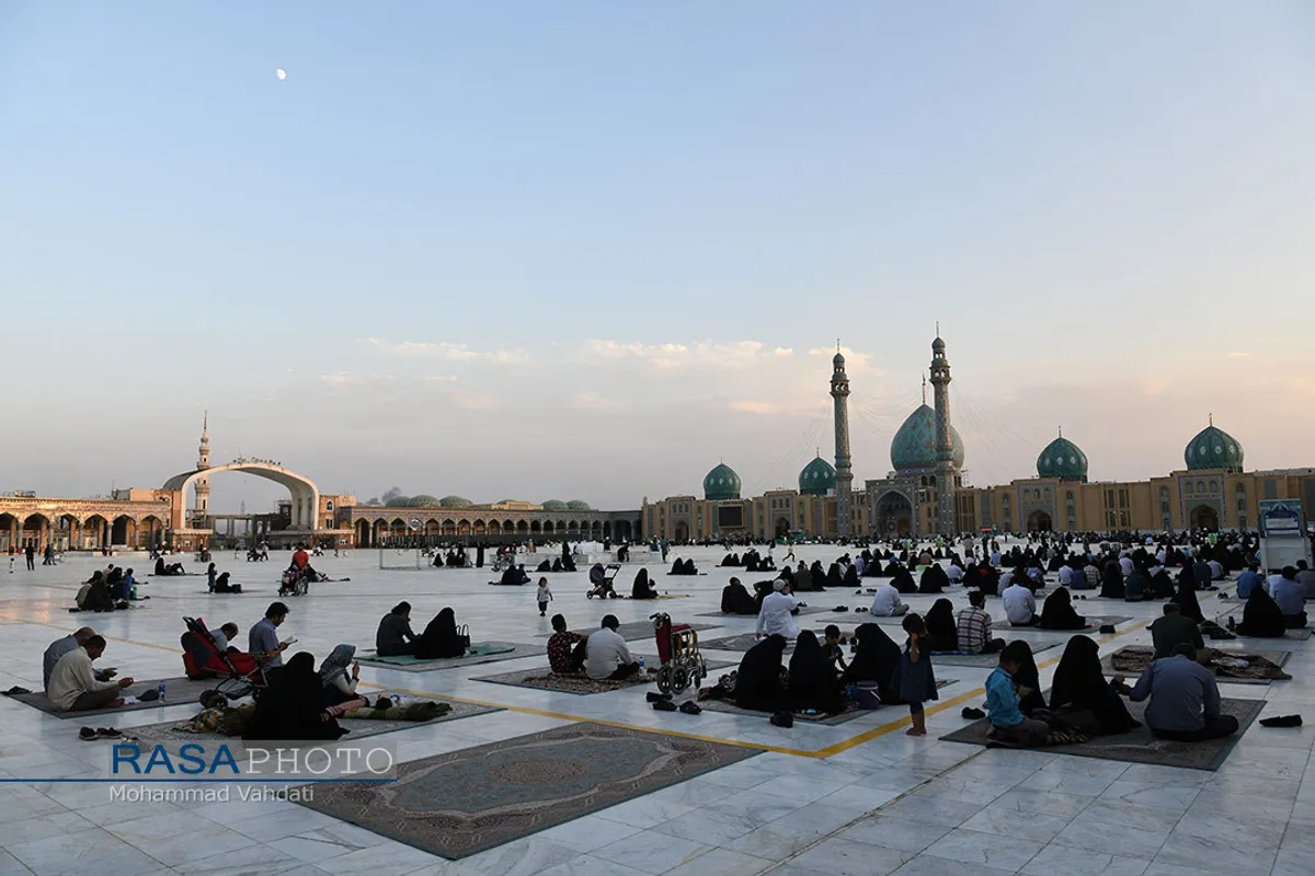 حال و هوای مسجد مقدس جمکران در روز عرفه