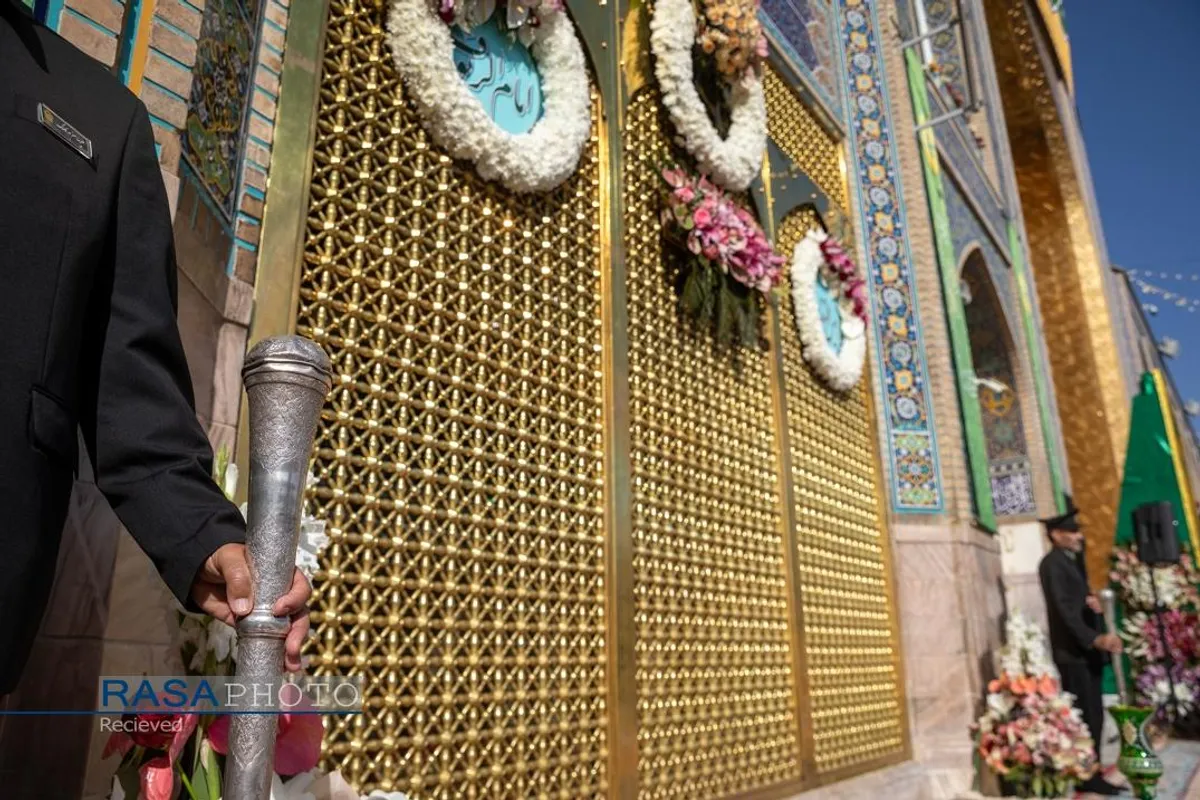 آیین تعویض پرچم گنبد منور رضوی در روز میلاد امام رئوف (ع)