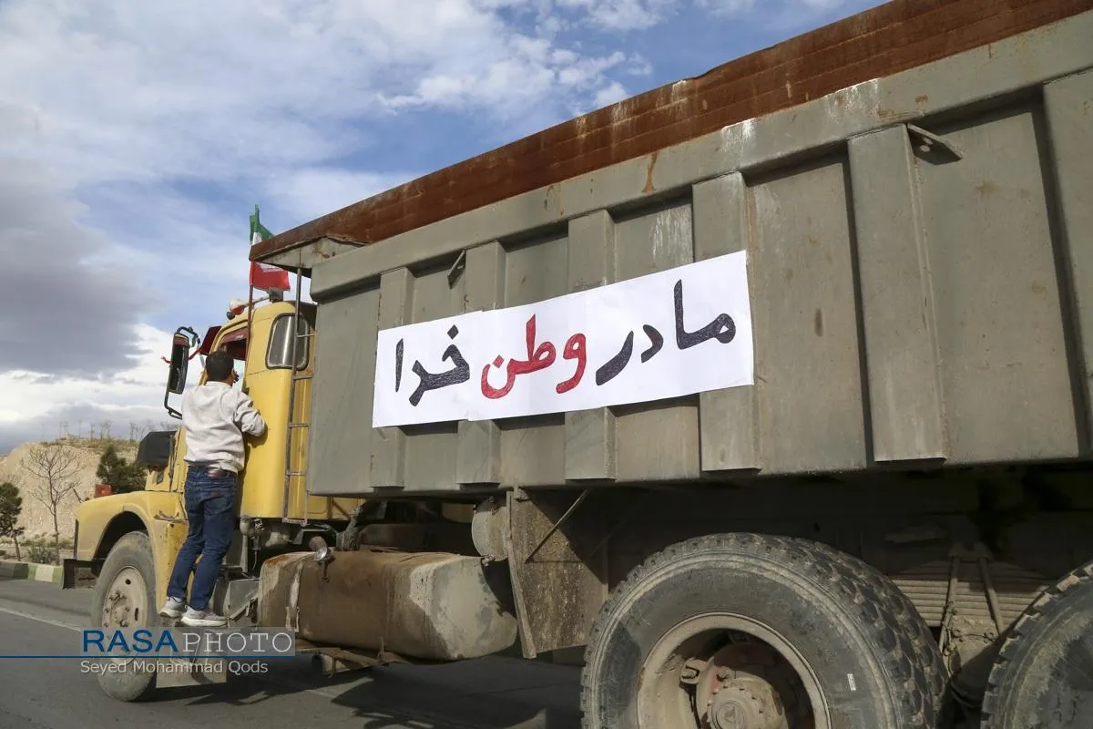 بیعت کامیون&zwnj;داران استان قم با رهبر معظم انقلاب