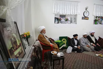 دیدار و تکریم خانواده شهدا با حضور جمعی از طلاب در بیرجند&lrm;