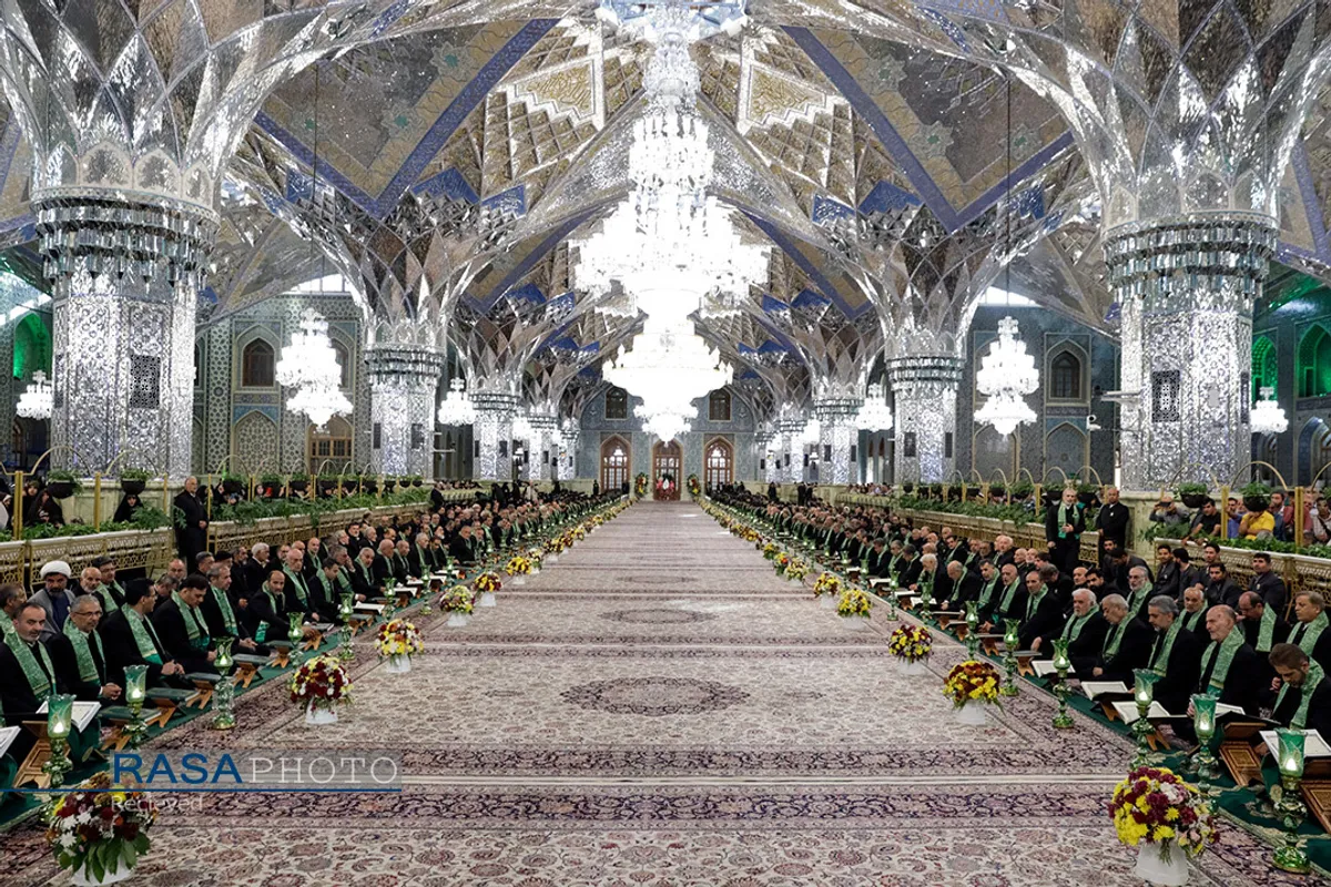 آیین تعویض پرچم گنبد منور رضوی در روز میلاد امام رضا(علیه&zwnj;السلام)