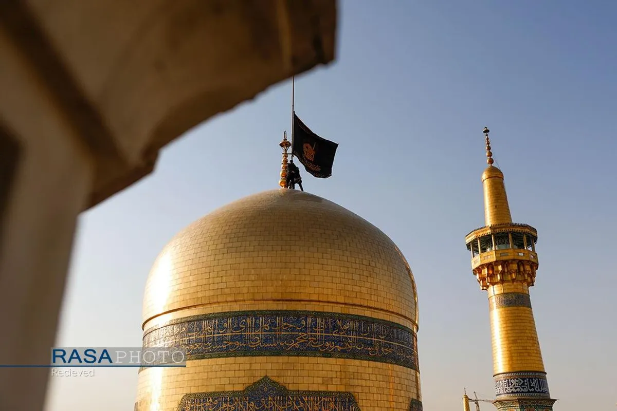 تعویض پرچم گنبد منور رضوی به مناسبت وفات حضرت معصومه(سلام&zwnj;الله&zwnj;علیها)