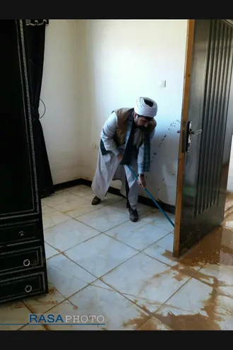 استاد حوزه علمیه به همراه طلاب در حال کمک رسانی به مردم سیل زده شهرستان دلفان