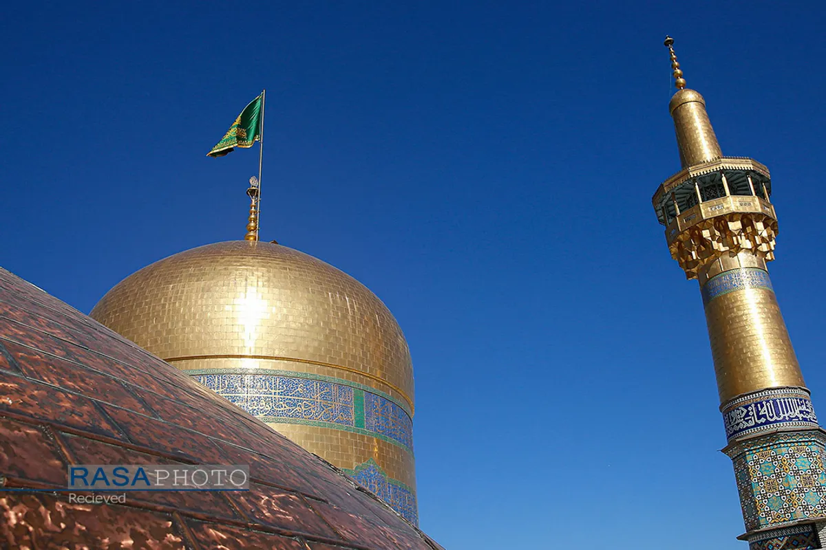 آیین تعویض پرچم گنبد منور رضوی در روز میلاد امام رضا(علیه&zwnj;السلام)