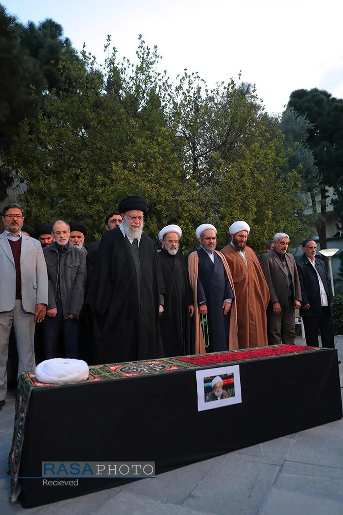 اقامه نماز توسط رهبر معظم انقلاب بر پیکر آیت&zwnj;الله امامی کاشانی