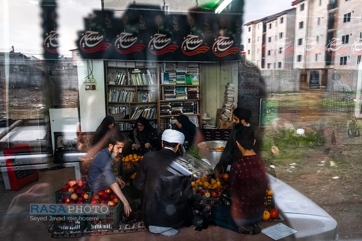 تقسیم شادی های شب یلدا با محرومان