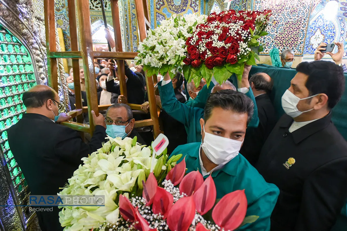 گل&zwnj;آرایی ضریح مطهر روضوی ویژه ولادت حضرت امام رضا (علیه السلام)