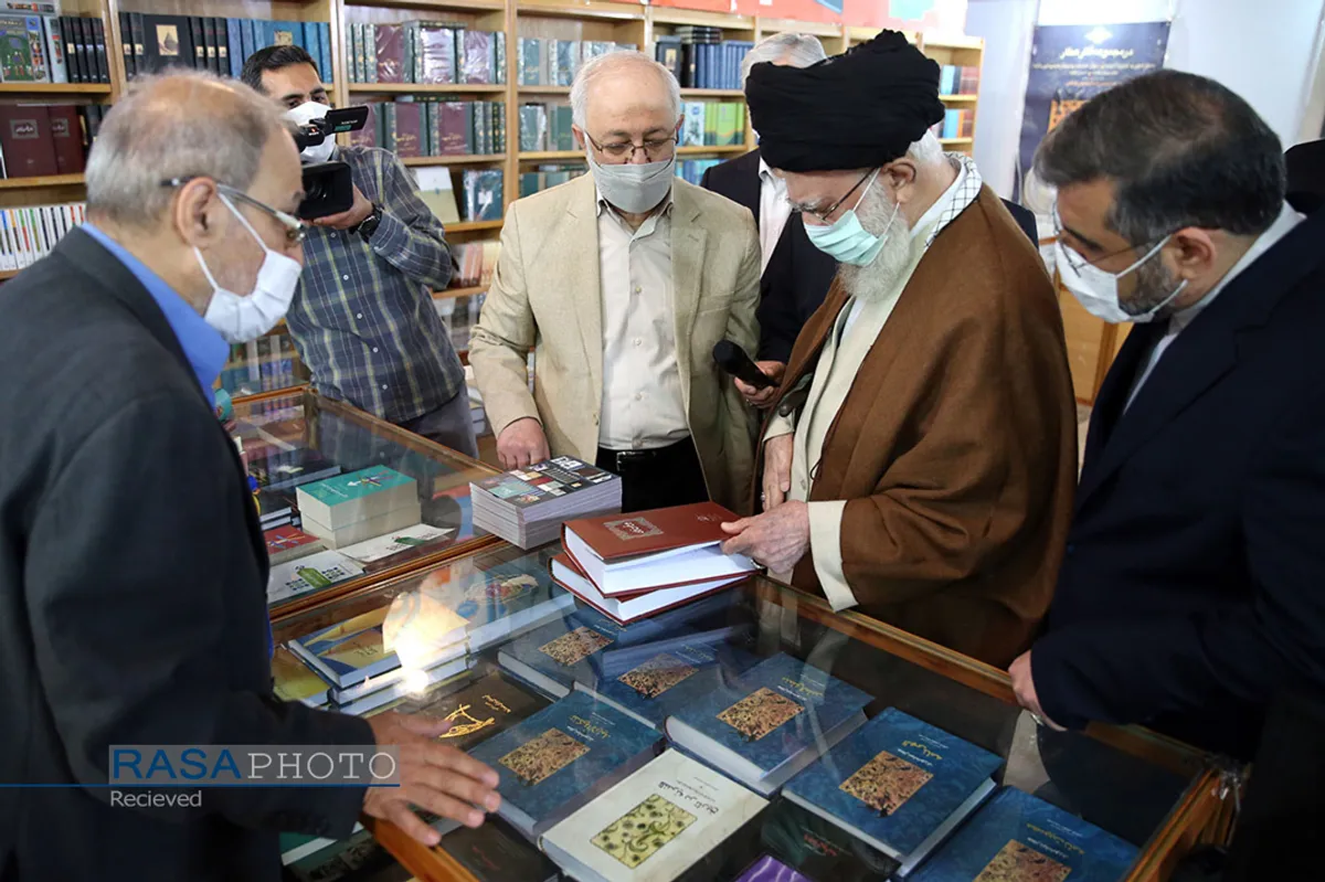 بازدید مقام معظم رهبری از سی و&zwnj;&zwnj; چهارمین نمایشگاه بین&zwnj;المللی کتاب تهران