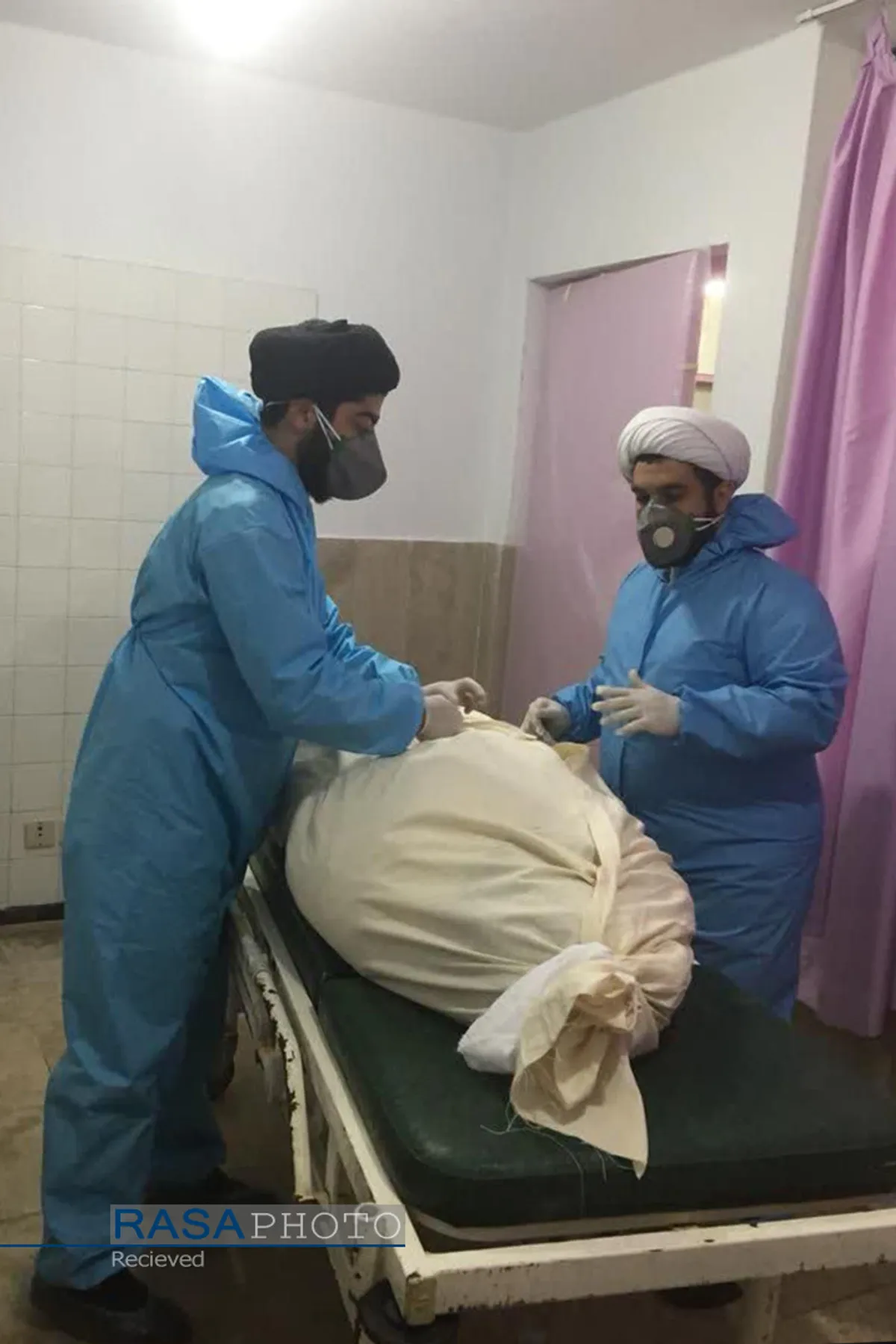 فعالیت جهادی طلاب در تجهیز اموات کرونایی در گیلان