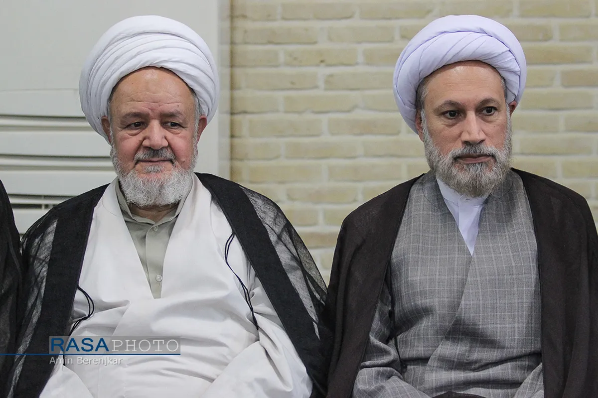 از راست حجت الاسلام والمسلمین دژکام نماینده ولی فقیه در استان فارس و حجت السلام والمسلمین سعیدی  رئیس دفتر عقیدتی سیاسی فرمانده معظم كل قوا | آیین گرامیداشت هفته جهانی مساجد در شیراز&lrm;