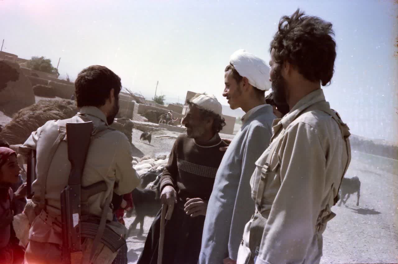 سنگرنشینی در لباس تبلیغ؛ انتشار تصاویر دیده نشده حجتالاسلام خلیلی یزدی در جبهههای نبرد سنگرنشینی در لباس تبلیغ؛ انتشار تصاویر دیده نشده حجتالاسلام خلیلی یزدی در جبهههای نبرد