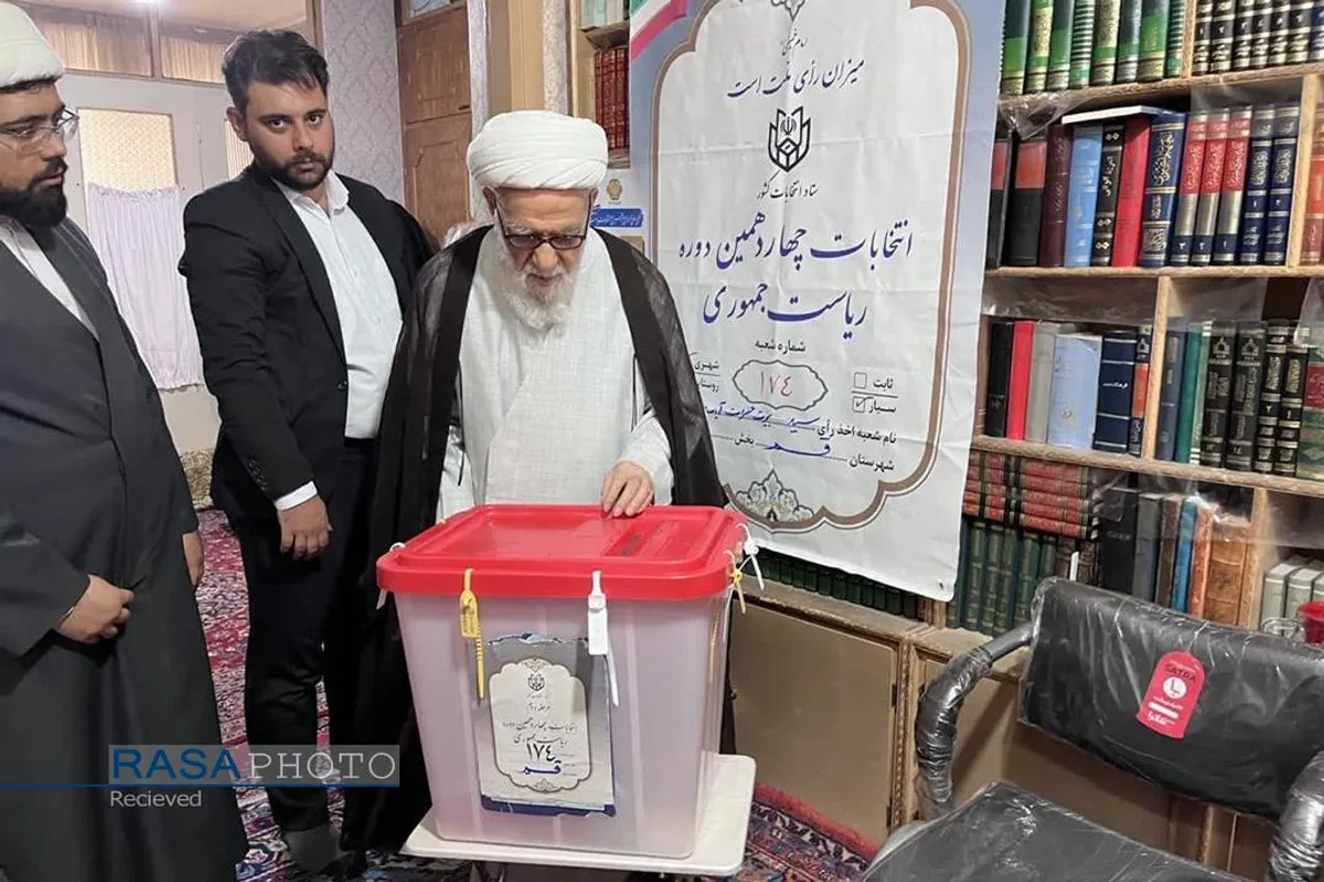 حضور آیت الله گرامی در پای صندوق رای دومین دوره چهاردهمین انتخابات ریاست جمهوری